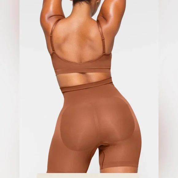 SKIMS Seamless Sculpt Mid Thigh Shorts - Picture 4 of 9